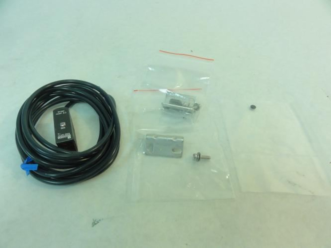 Omron E3S-AT11; Photoelectric Switch; 10-30VDC
