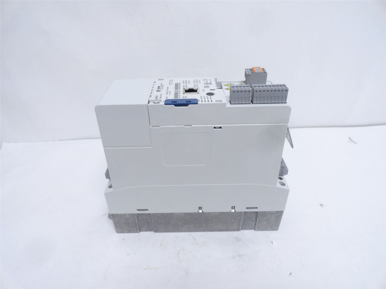 Lenze E84AVSCE7514SX0; Inveter Drive 8400 .75kW 1HP 400/500VAC