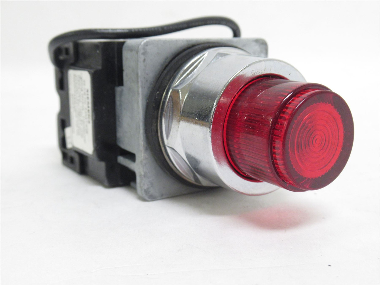 Siemens 52PT6G2AB; Illuminated Pushbutton; Red; 120VAC; 30mm