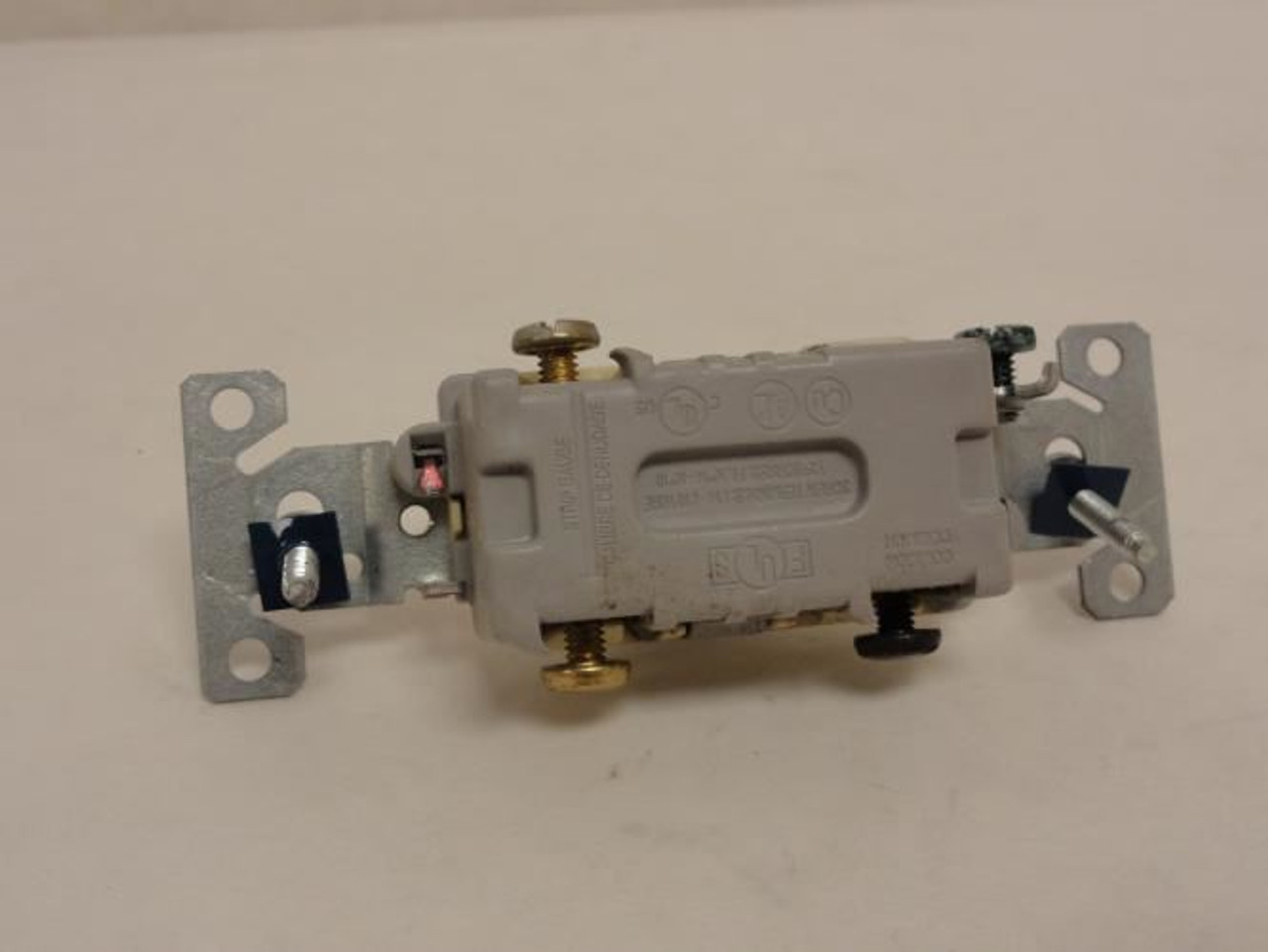 Cooper CS320V; Quiet Wall Toggle Switch; 20A; 120/277Vac; 3-Way