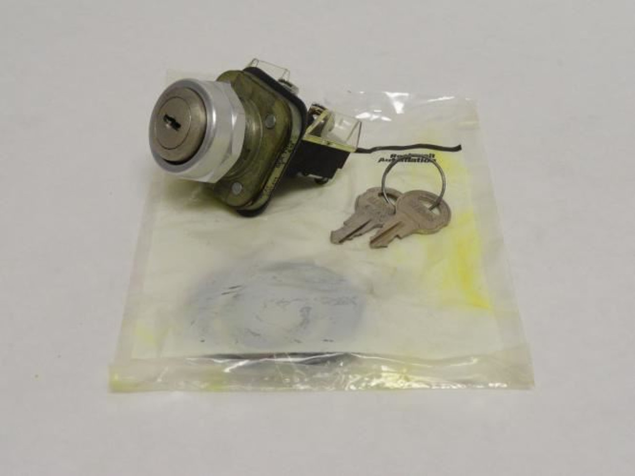Allen-Bradley 800T-E11A; Dead Bolt Lock Pushbutton; 1-NO; 1-NC