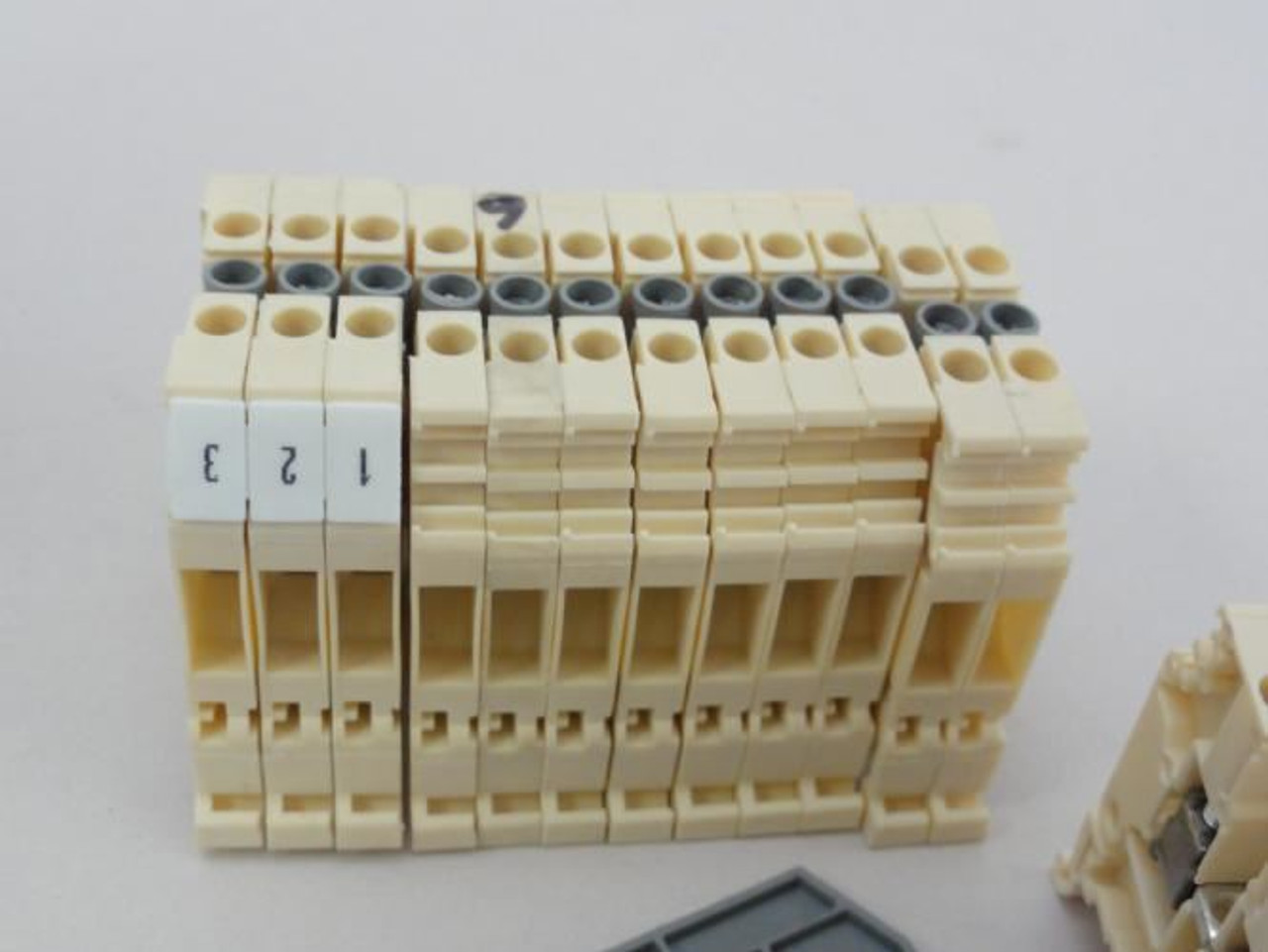 ABB M4/6V.0-22; LOT-22 Terminal Block w/ 1 backplate