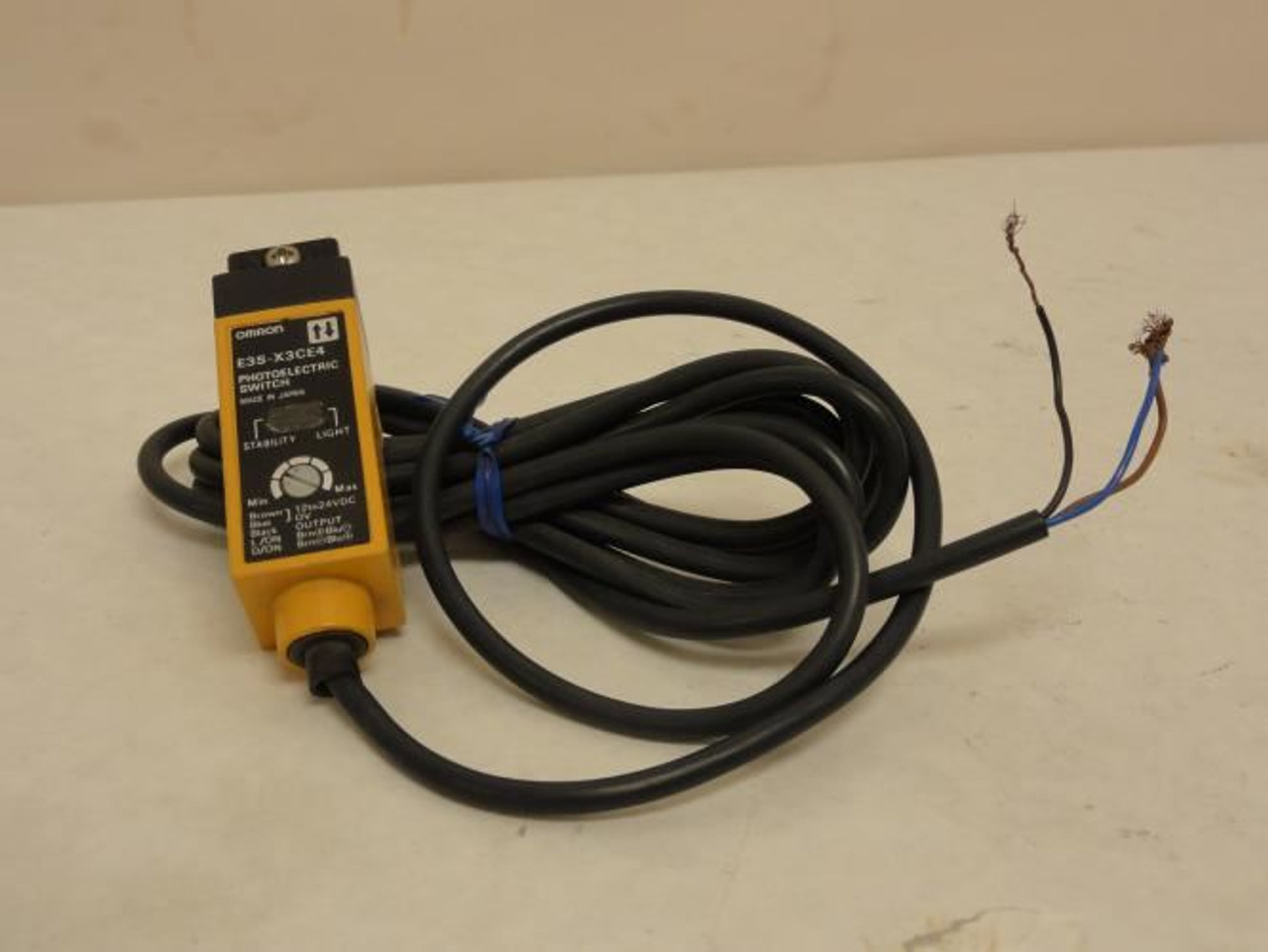 Omron E3S-X3CE4; Fiber Optic Amplifier Unit; 12-24VDC; 2m