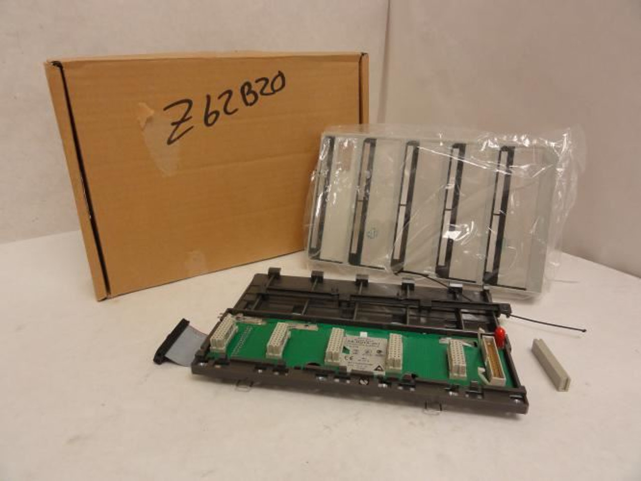 Schneider AS-HDTA-201; Modicon Second; Subrack 5-Slot Backplane