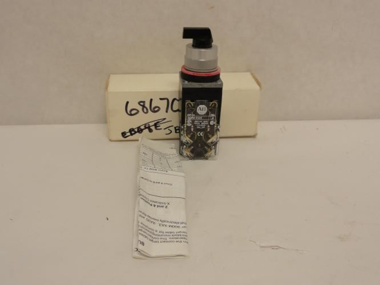 Allen-Bradley 800MR-JH2BLAK; Selector Switch 3-Pos; 10A; 600Vac