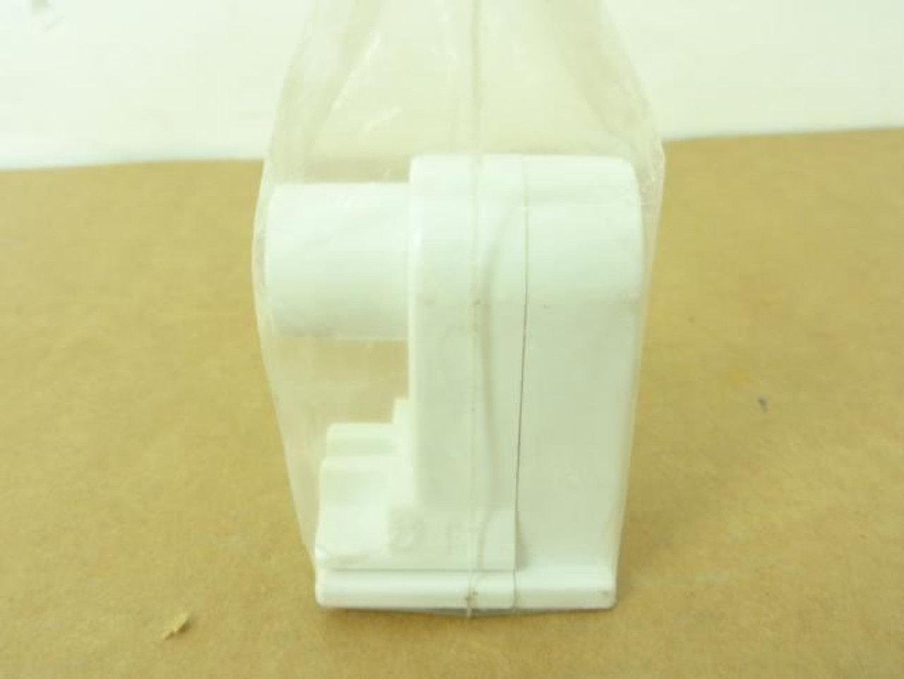 Leviton 13464; Lamp Plunger Vertical Holder