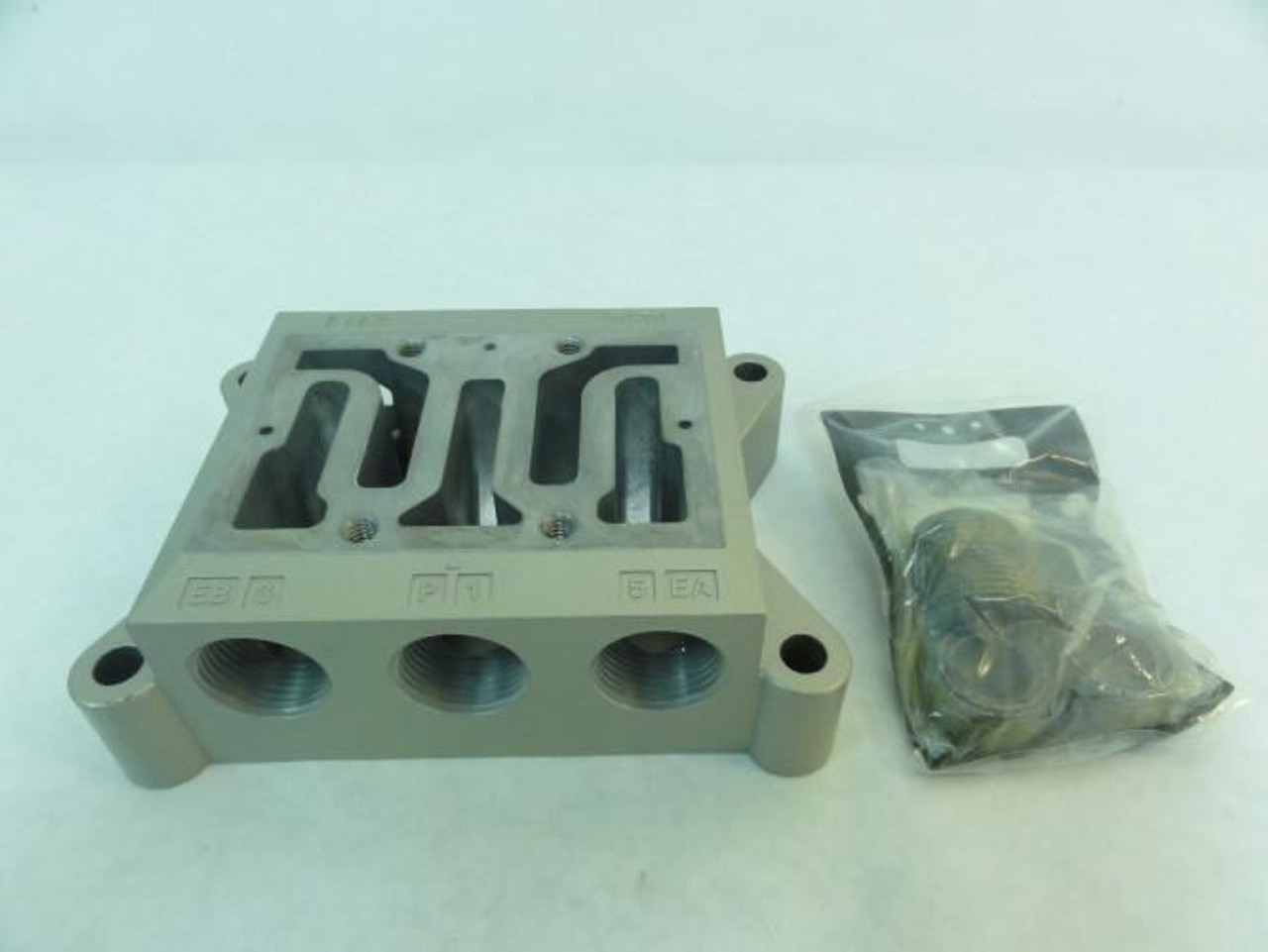 SMC VBSP0404; Subplate; 3/4" NPT Ports