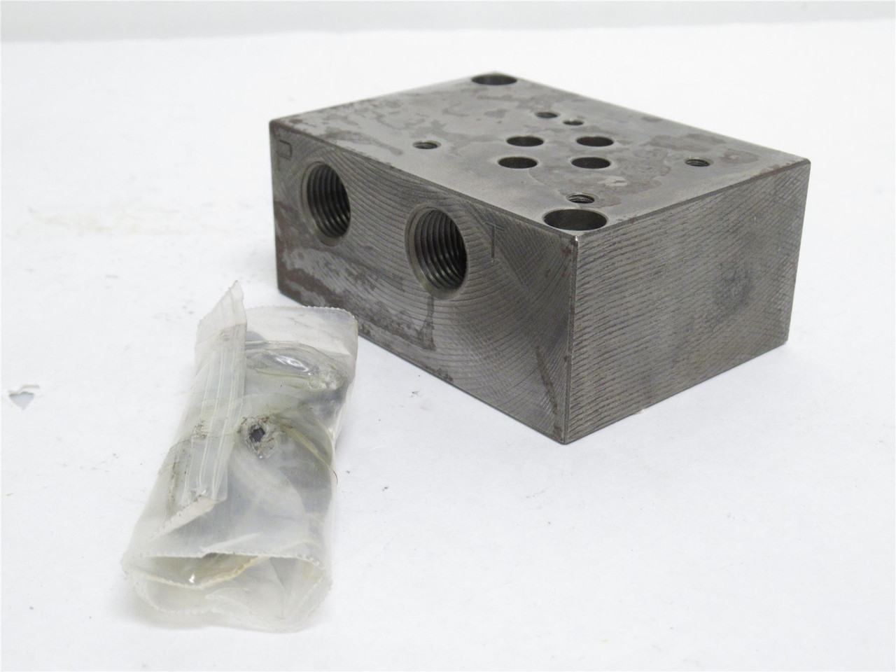 Daman DD03SPSB6P; Iron Ductile Valve Subplate; 3/8NPT