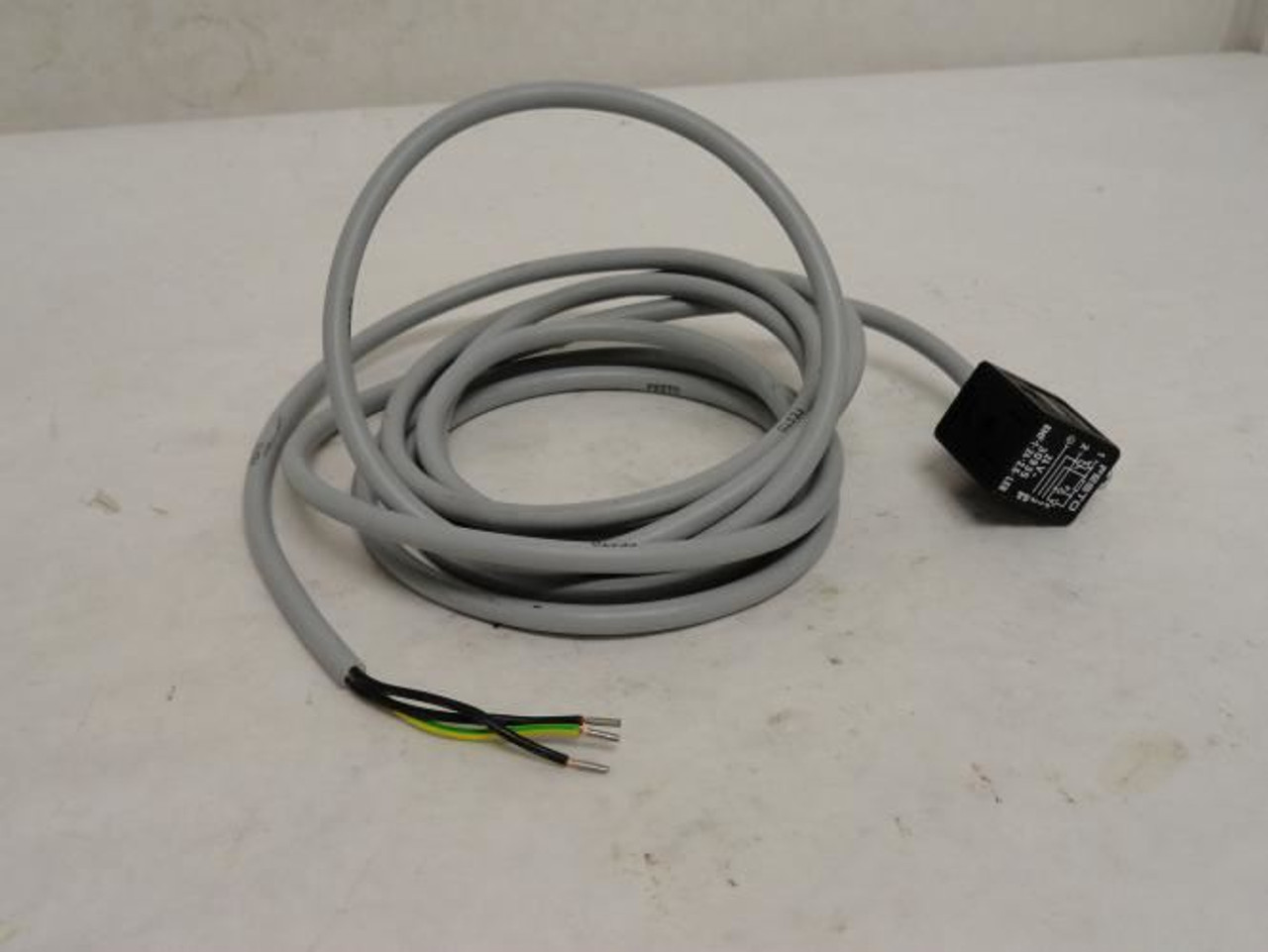 Festo KMV-1-24-2.5-LED; Connector Socket/Cable; 24V; 2.5m Wire