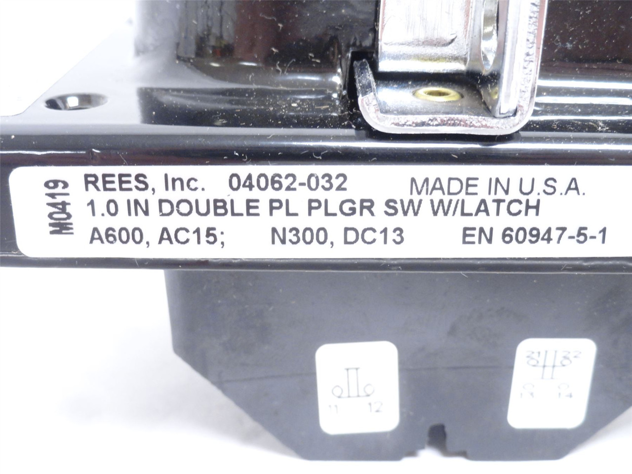 Rees 04062-032; Green-Red 1" Push Button; W'Padlock Latch