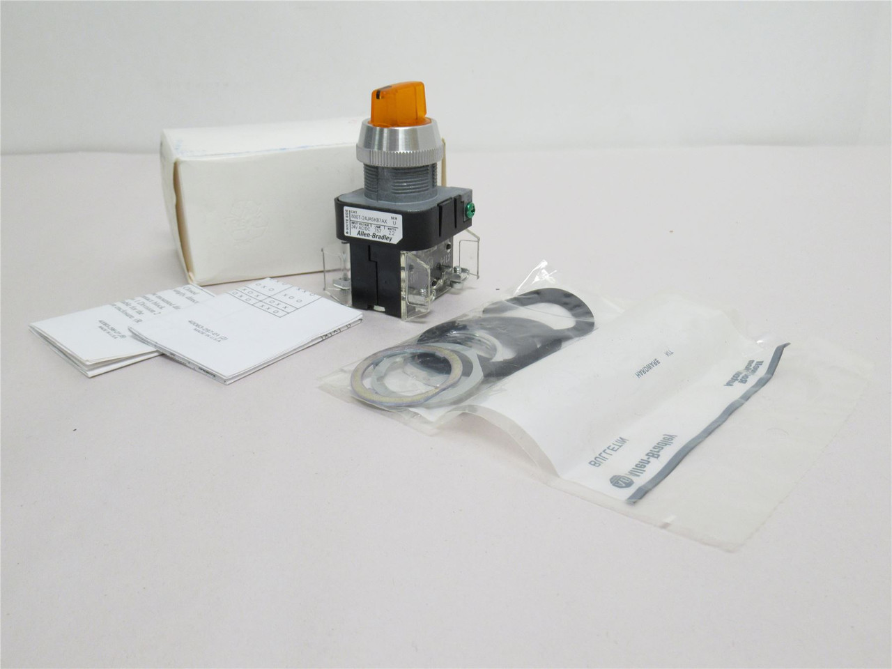 Allen-Bradley 800T-24JA5KB7AX; Selector Switch-Illum; 3Pos