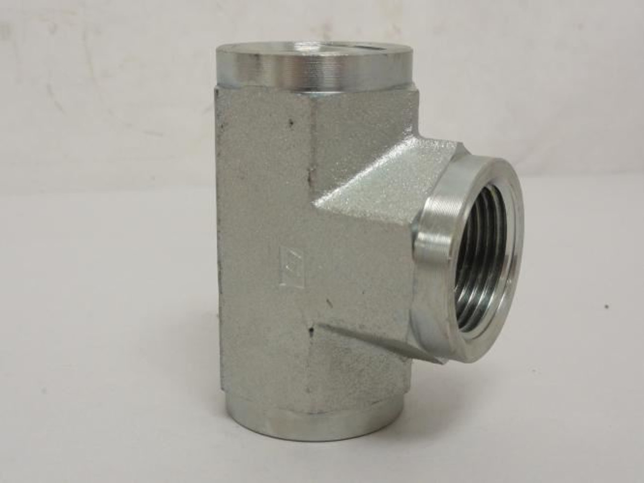 Brennan 5605-16-16-16; Hydraulic Tee Fitting; 1 x 1 x 1 FNPT