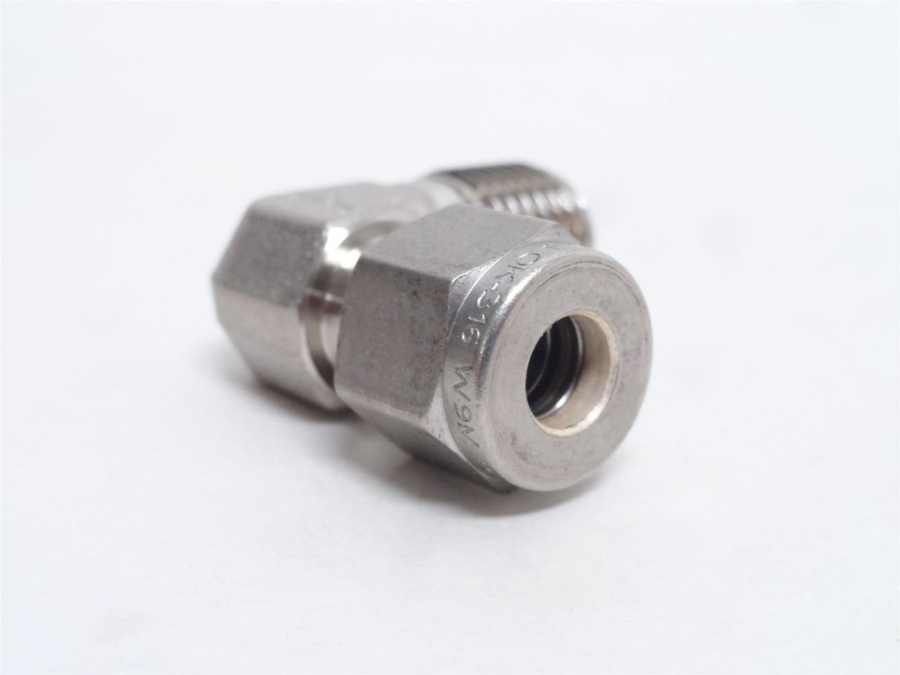 Swagelok SS-400-2-4; Tube Elbow; 90Deg; SS-316 1/4" x 1/4NPT