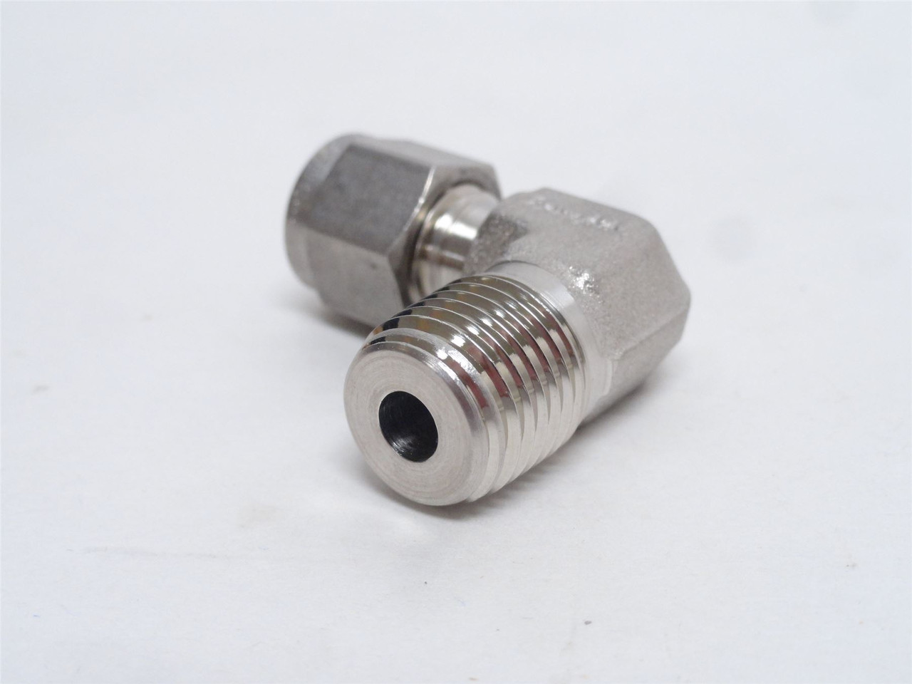Swagelok SS-400-2-4; Tube Elbow; 90Deg; SS-316 1/4" x 1/4NPT