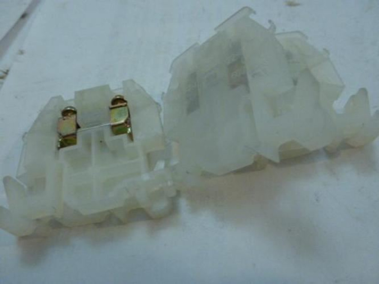 Groupe Schneider 9080GM6; LOT-5 Terminal Block; 600V 30A