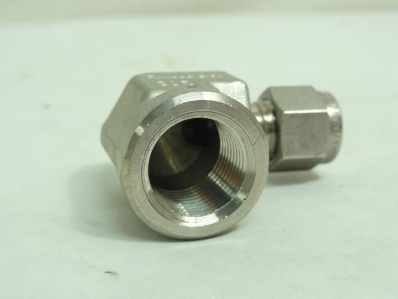 Swagelok SS-400-8-6; Air Elbow 90Deg SS-316 1/4" Tube; 3/8 NPT