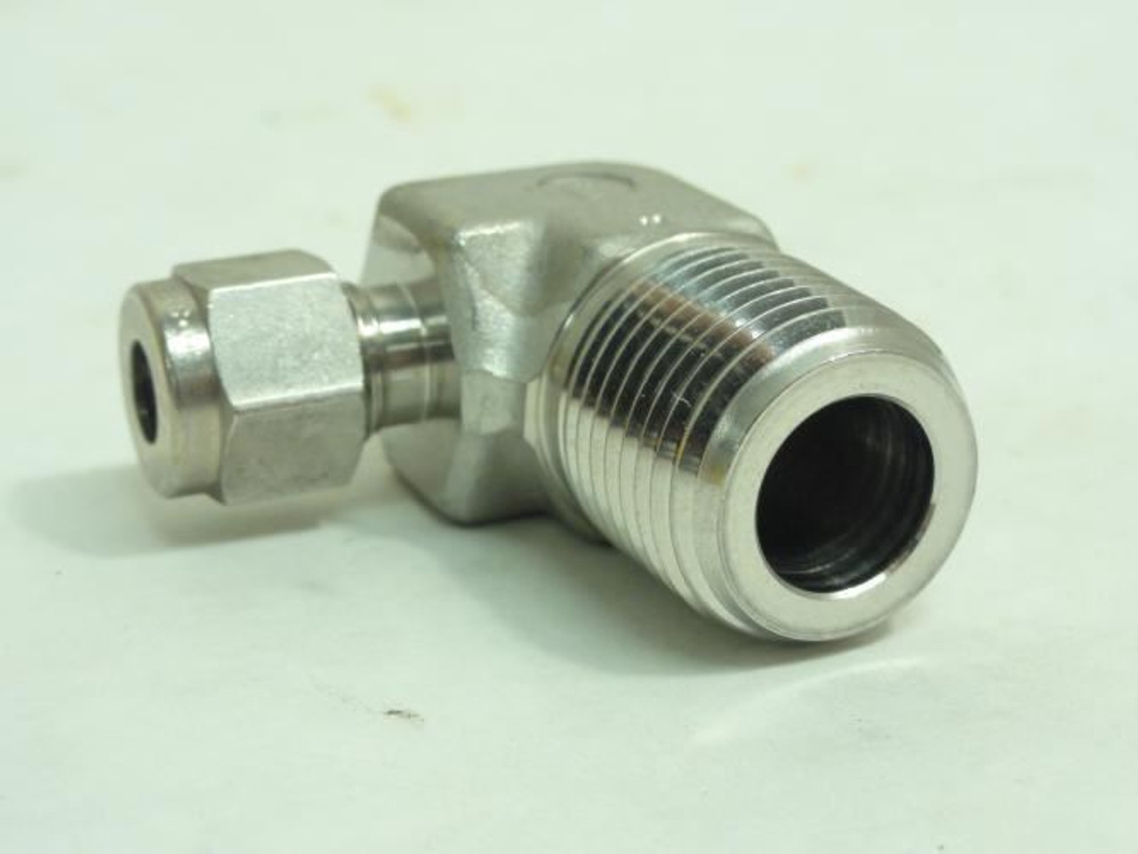 Swagelok SS-400-2-8RT; Air Elbow 90Deg SS-316 1/4" Tube 1/2 NPT