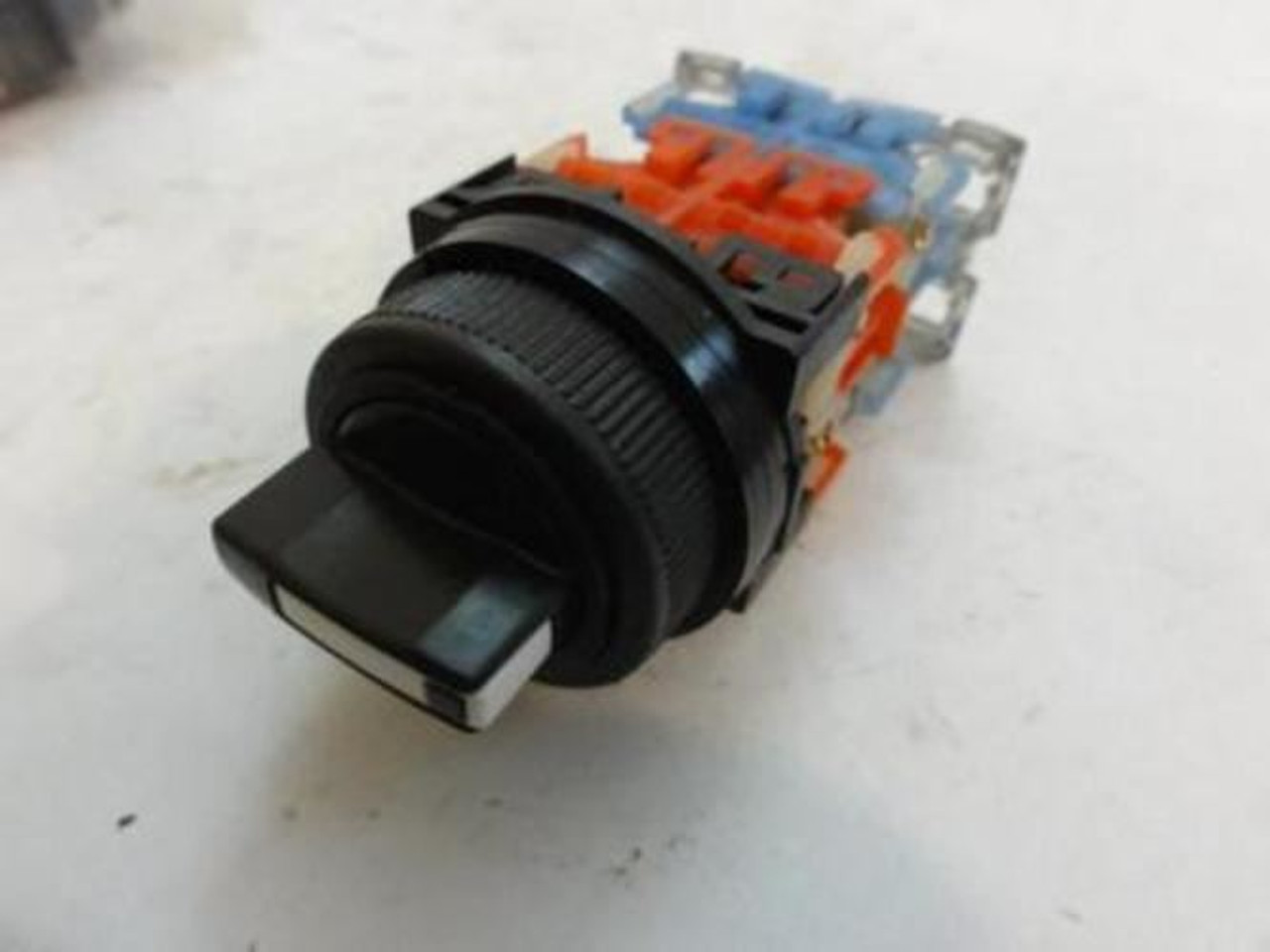 Fuji AR30PCR-3 184; Pushbutton Switch; 3 Position
