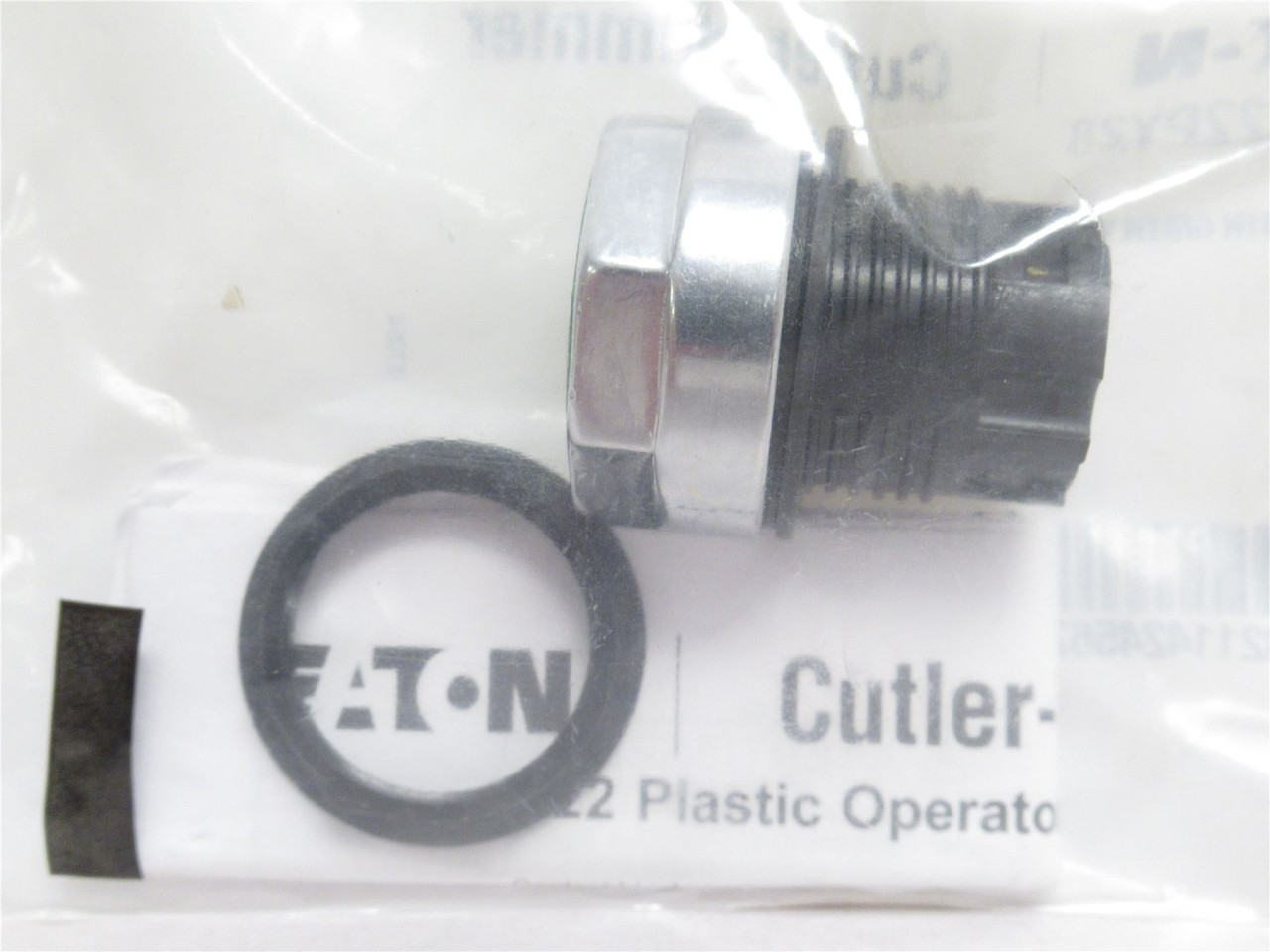 Eaton E22PY28; Flush Push-Button; Green; Non-Illuminated