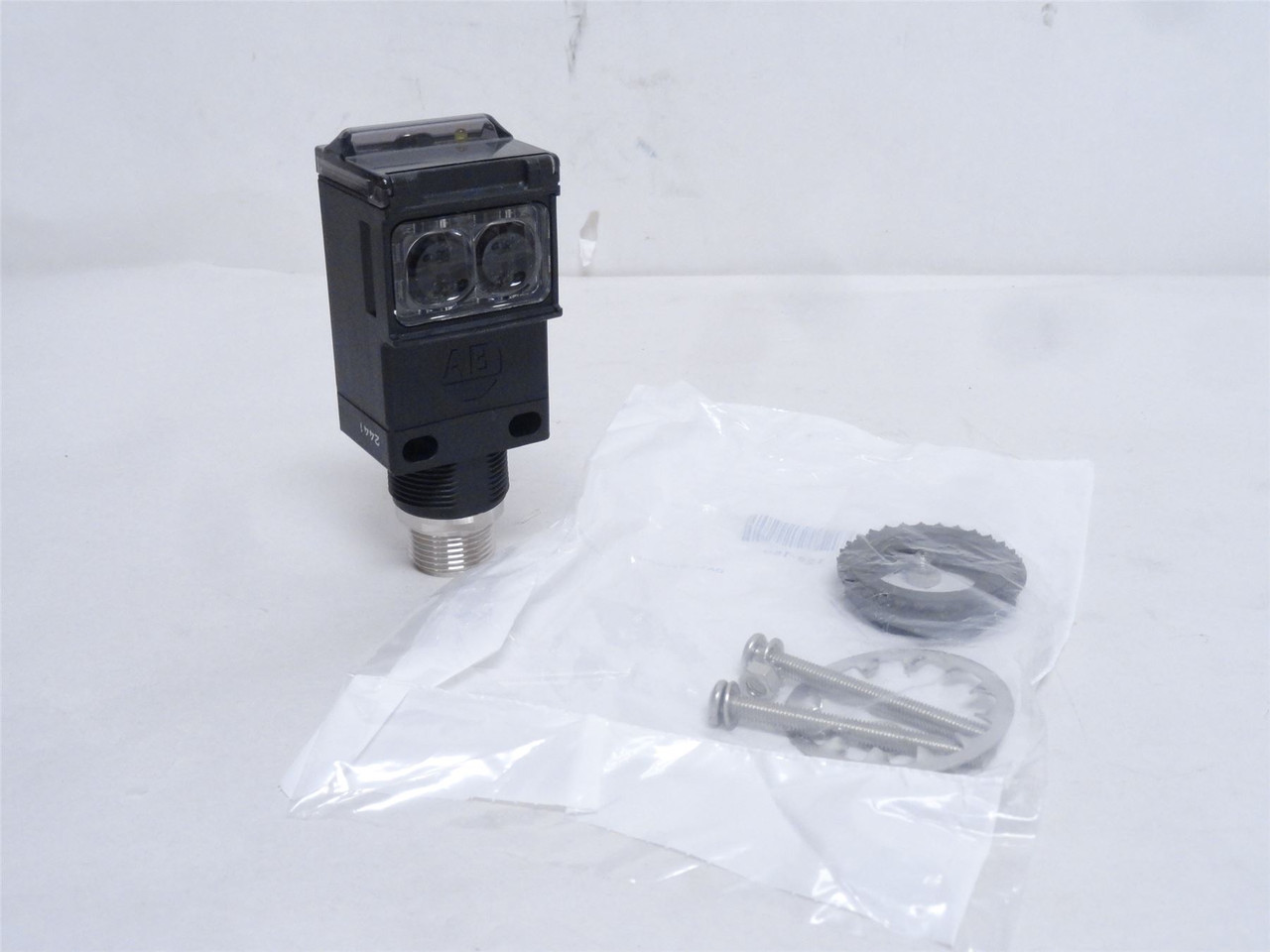 Allen-Bradley 42GRU-9002-QD; Phot Sensor; 70-264VAC/DC; 4VA