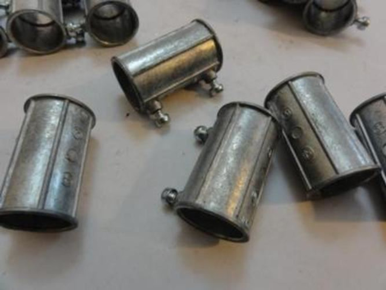 Hubbell 2623; Box of 25 Set Screw Coupling; 3/4" for EMT