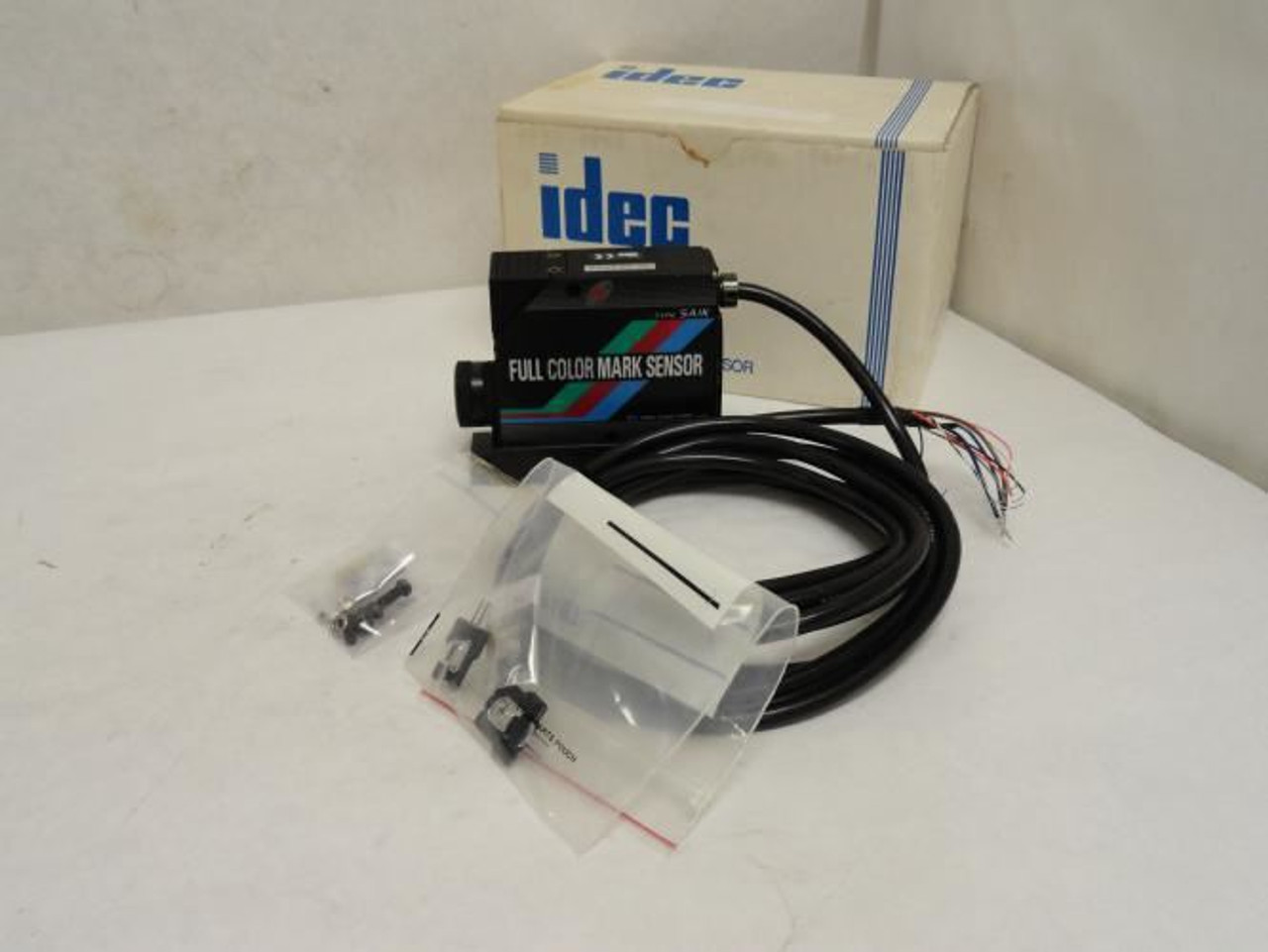 Idec SA1K-FAN7; Full Color Mark Sensor; 12VDC In; 28VDC Out