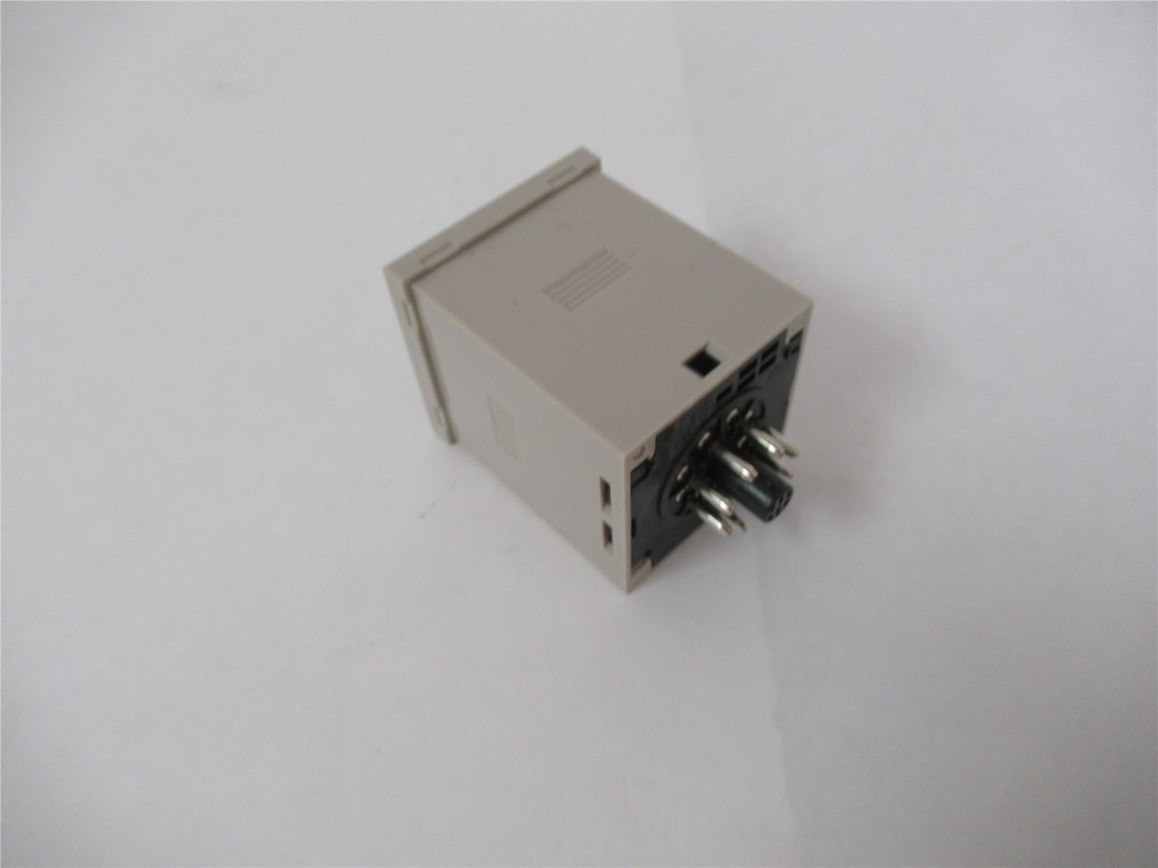 Omron H3CR-F8; Timer Relay Range .05s-300H; 100 to 240 VAC