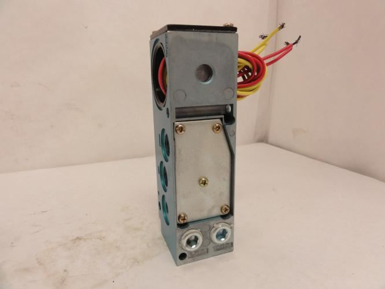 MAC 82A-0A-CPA-00-0002; Solenoid Valve Manifold; 3/8 FNPT