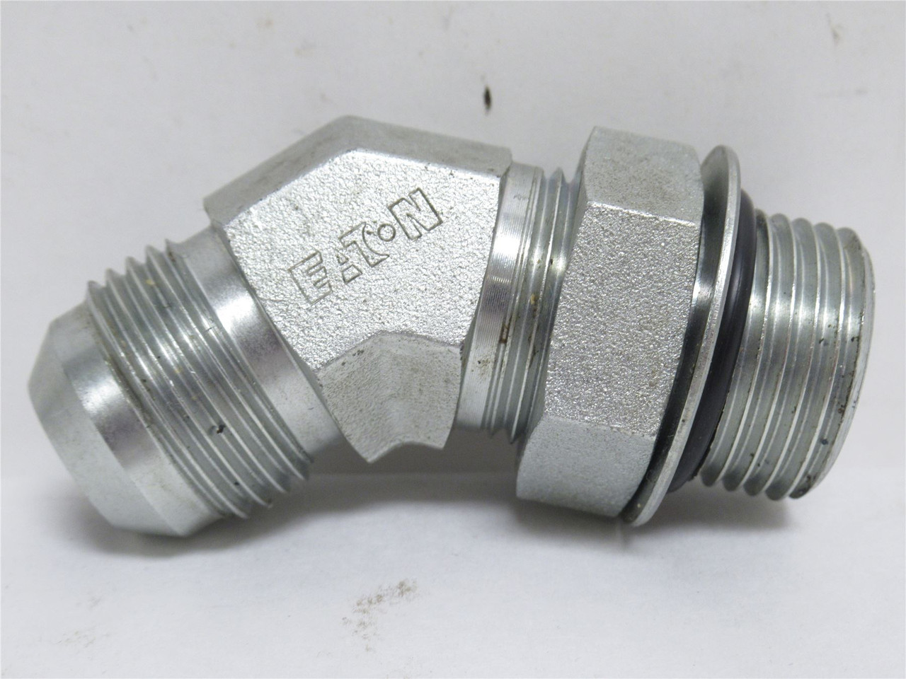 Eaton 2061-12-12S; Adaptor Elbow 45Deg; 3/4 JIC x 3/4 BOSS Eaton 2061-12-12S; Adaptor Elbow 45Deg; 3/4 JIC x 3/4 BOSS
