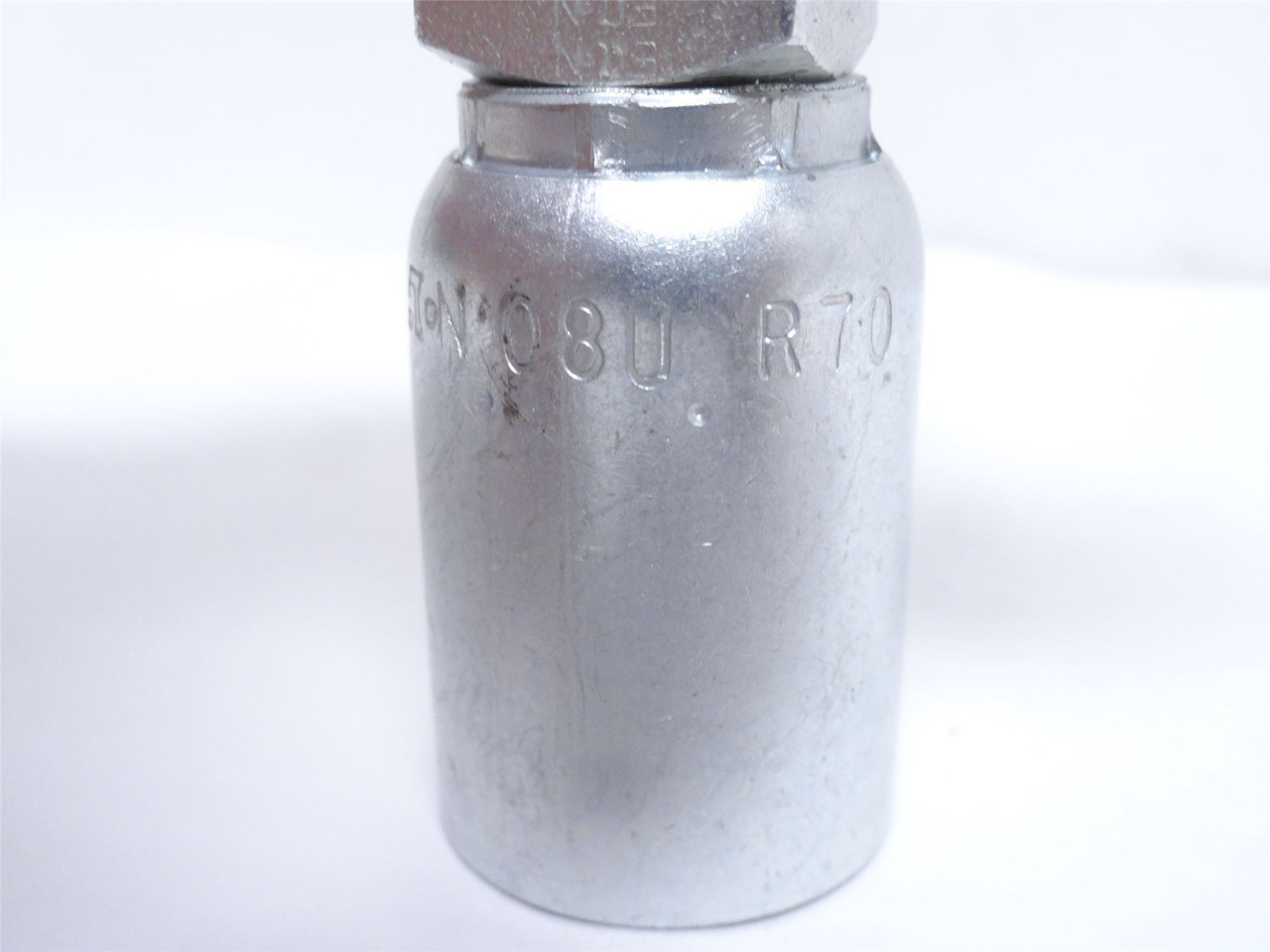 Eaton 08U-R70; Crimp Swivel Elbow 90Deg; 1/2" Tube x 5/8" BOSS Eaton 08U-R70; Crimp Swivel Elbow 90Deg; 1/2" Tube x 5/8" BOSS