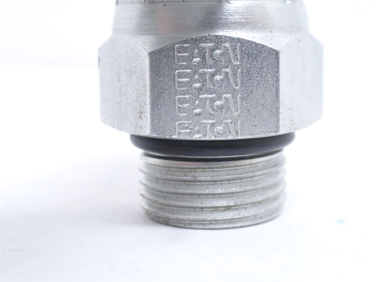 Eaton 08U-R70; Crimp Swivel Elbow 90Deg; 1/2" Tube x 5/8" BOSS Eaton 08U-R70; Crimp Swivel Elbow 90Deg; 1/2" Tube x 5/8" BOSS