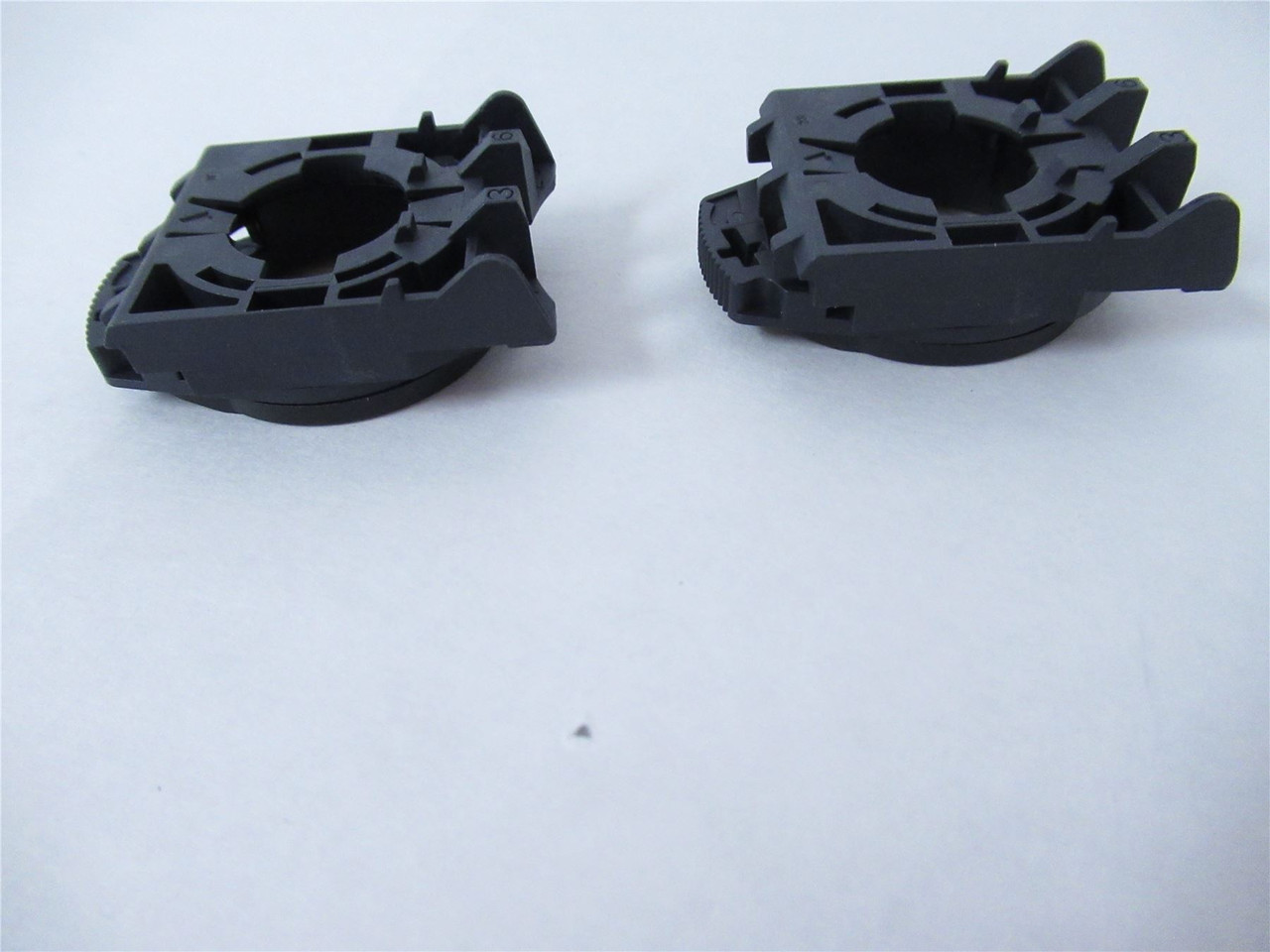 MFG 71106102; Lot-2 Button Latch Draw 22mm