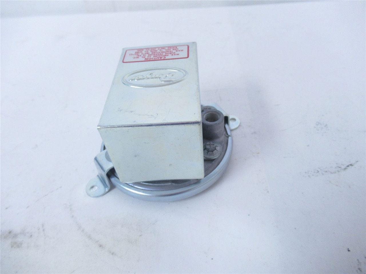 Dwyer 1910-00; Pressure Switch 0.15-0.5" w.c.; 1/8" NPT IP56
