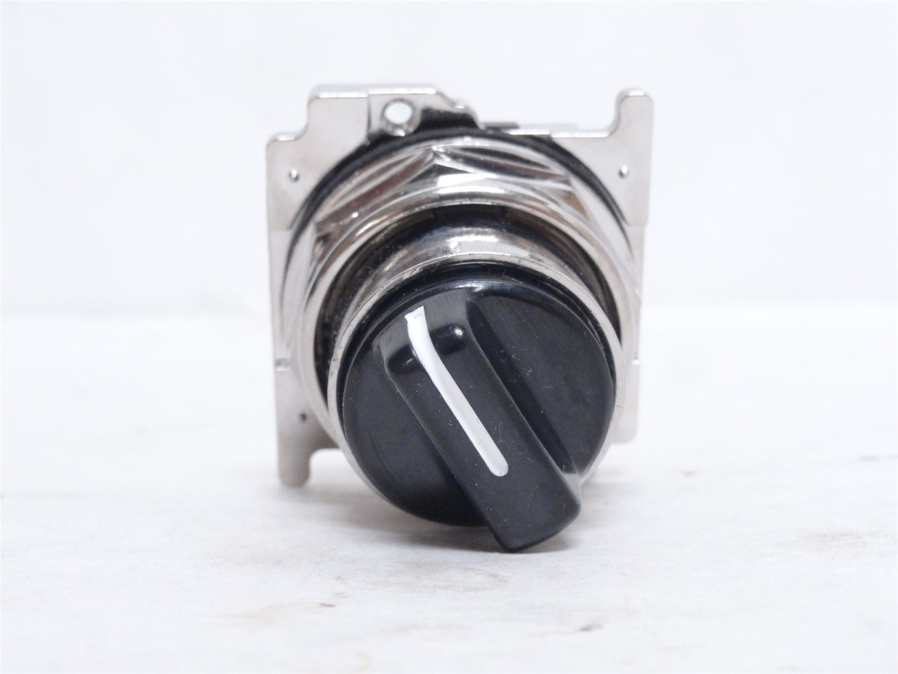 Eaton 10250T1311; Heavy-Duty Selector Switch Operator; 2-Pos