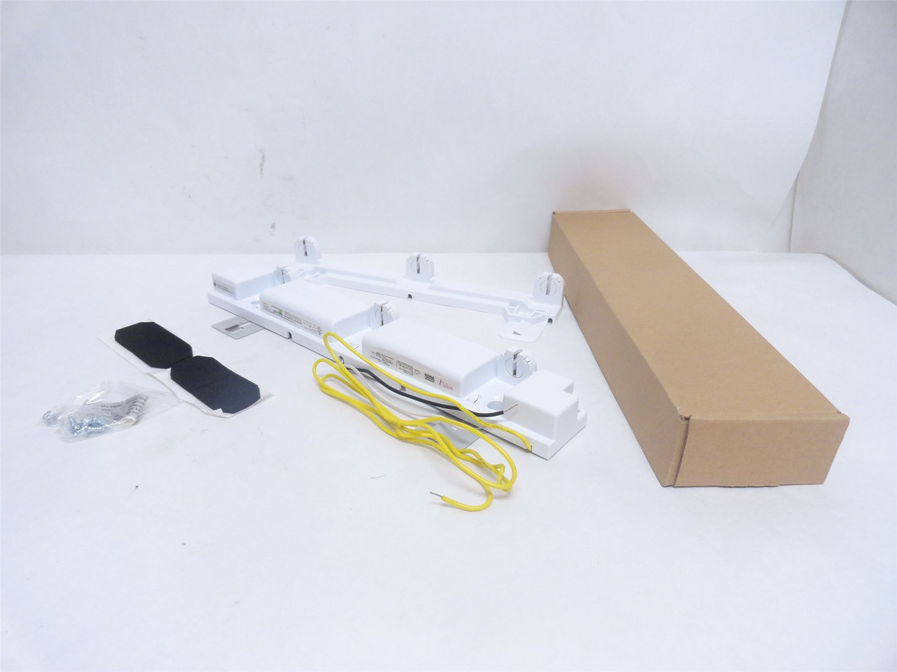 Leviton 361RC-Z03; Zipline 3-Lamp Normal Ballast System Leviton 361RC-Z03; Zipline 3-Lamp Normal Ballast System