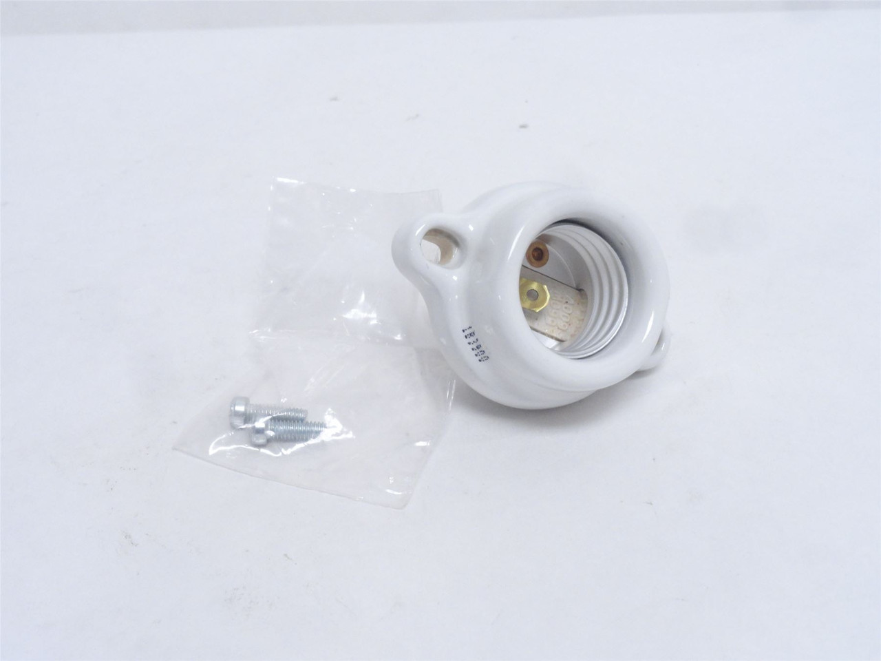 Leviton 061-9878; White Glazed Porcelain Lamp Base; 660W 600V