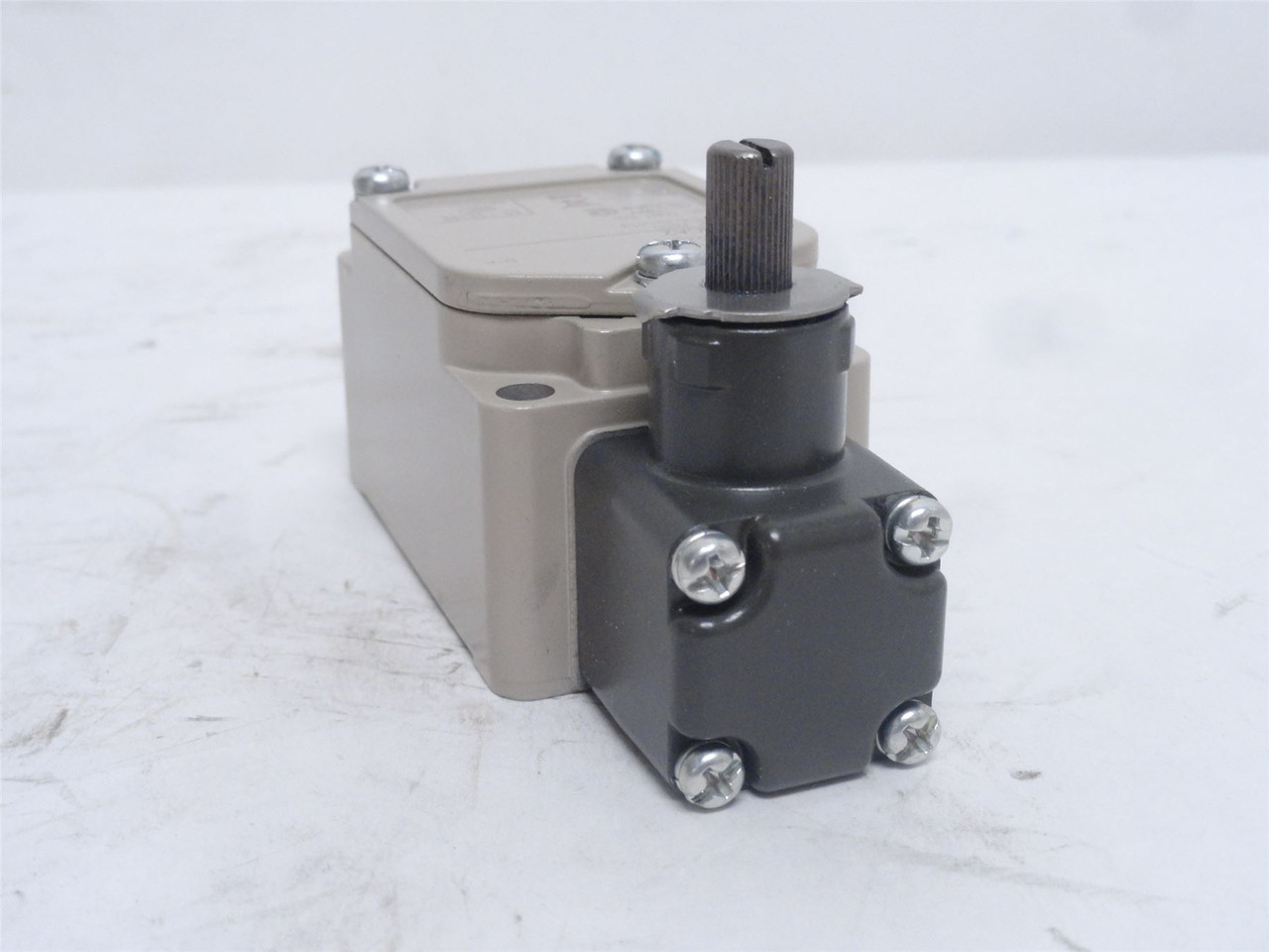 Omron WLRCA2; Limit Switch; 2A; 250VAC/125VDC; 1/2NPT