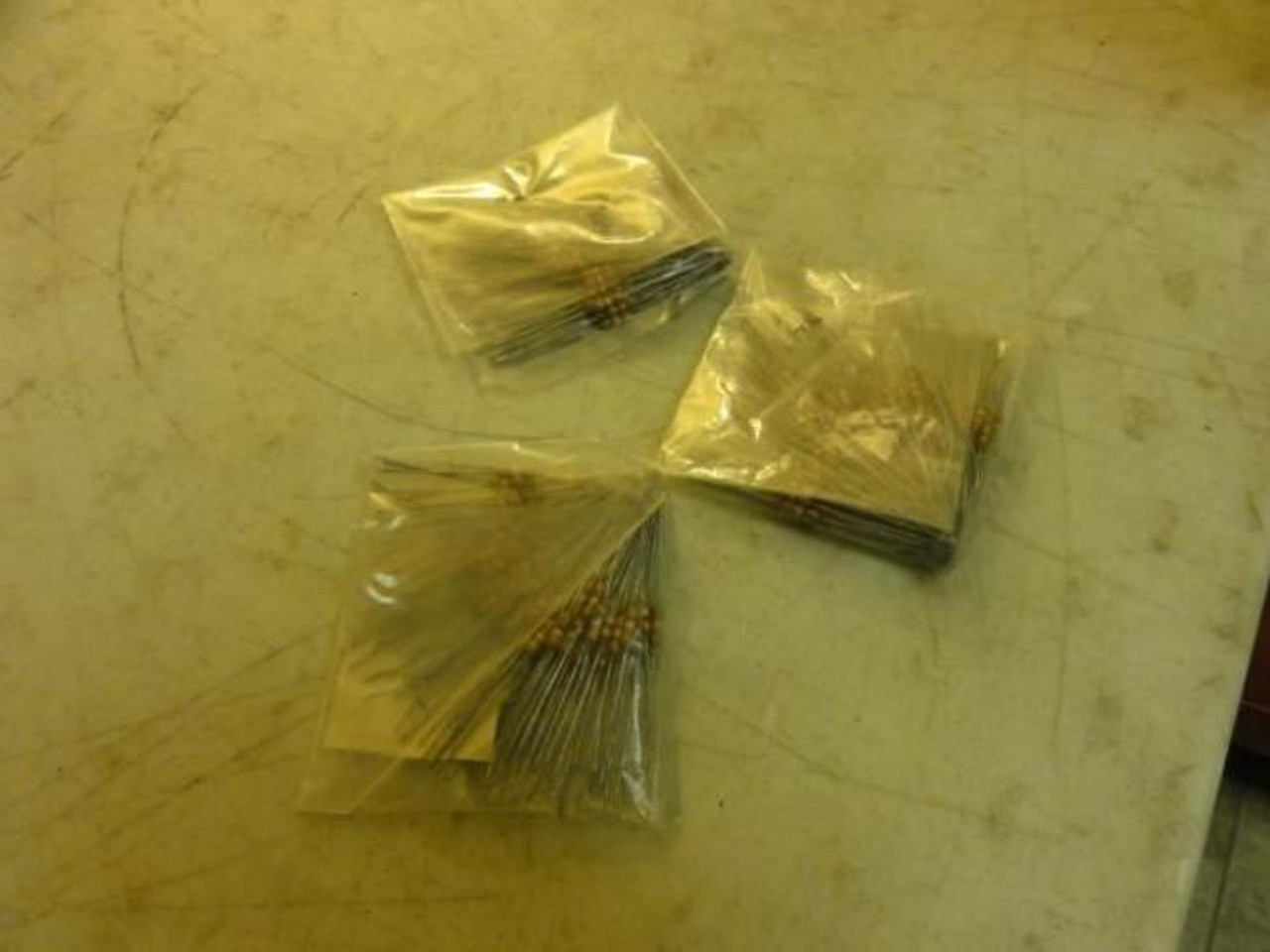 MFG- 18 SJ 250; LOT-100; Resistor; 3.9K Ohms