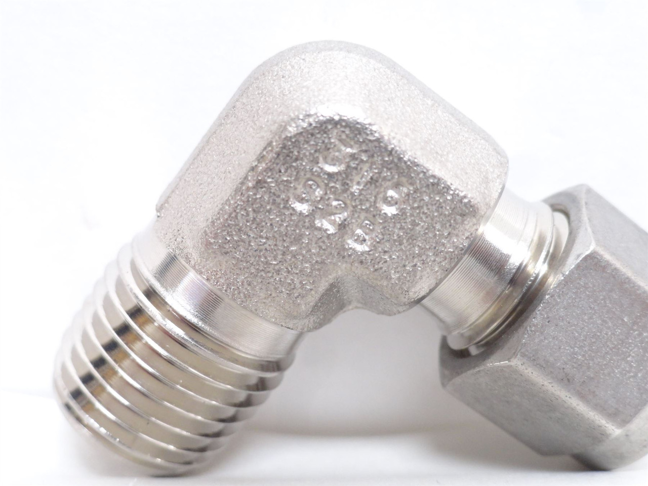 Swagelok SS-400-2-4; Tube Elbow; 90Deg; SS-316 1/4" x 1/4NPT