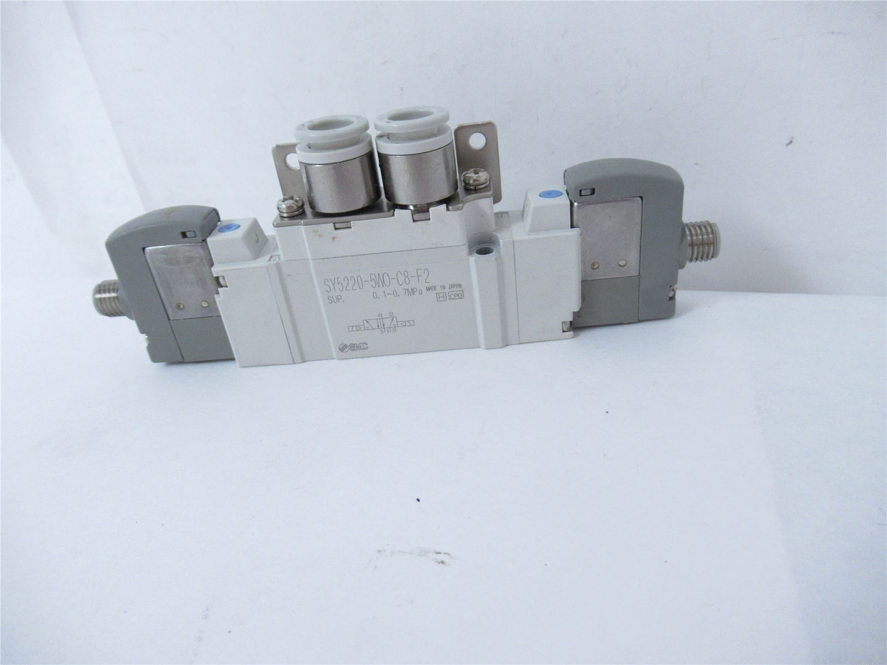 SMC SY5220-5W0-08-F2; Pneumatic Solenoid Valve 5 Port