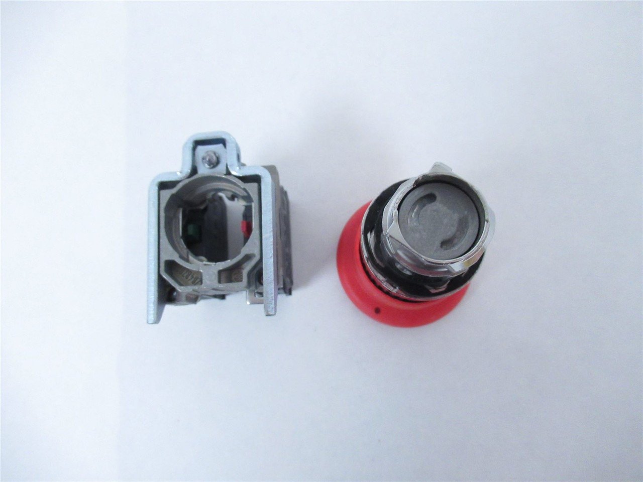 Schneider XB4BT845; Pushbutton Switch40mm Size: 22mm