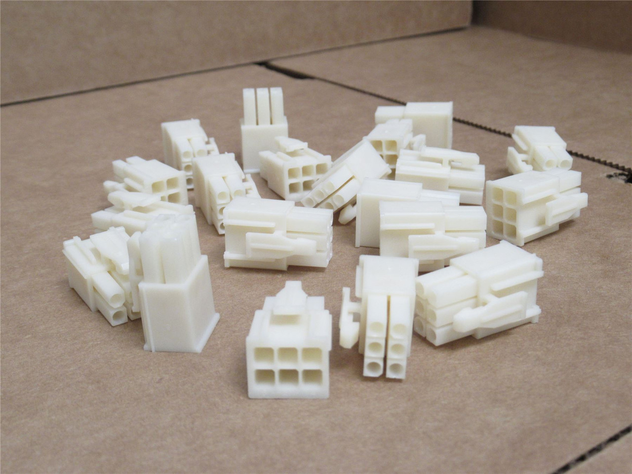 AMP 172168-1; Lot-20 Rectangular Connector 6-Pos; 2-Row; 600V