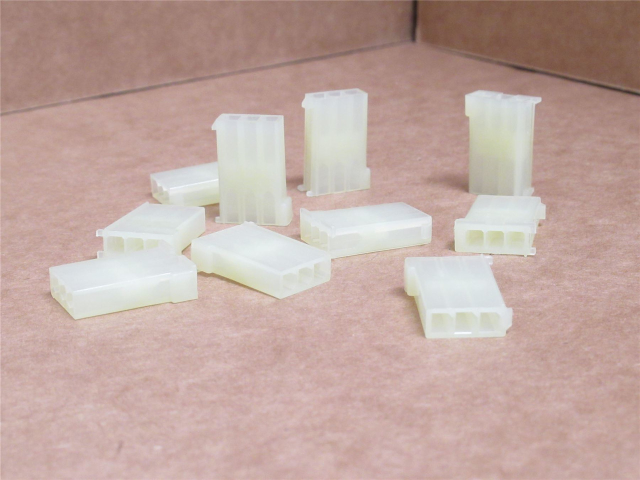 AMP 172234-1; Lot-10 Cap Housing 3Pos; 1-Row; 600V; Free Hang