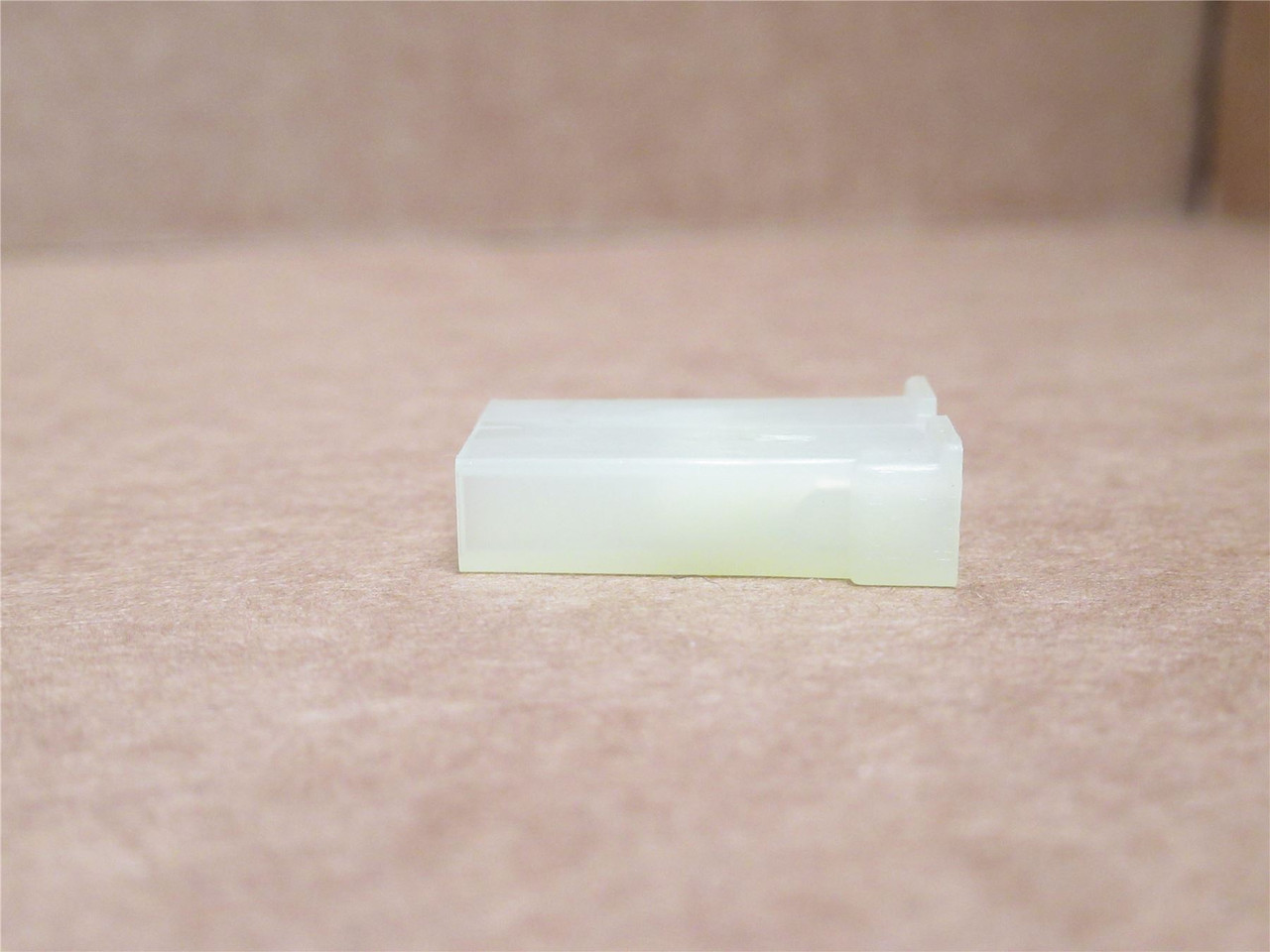 AMP 172234-1; Lot-10 Cap Housing 3Pos; 1-Row; 600V; Free Hang