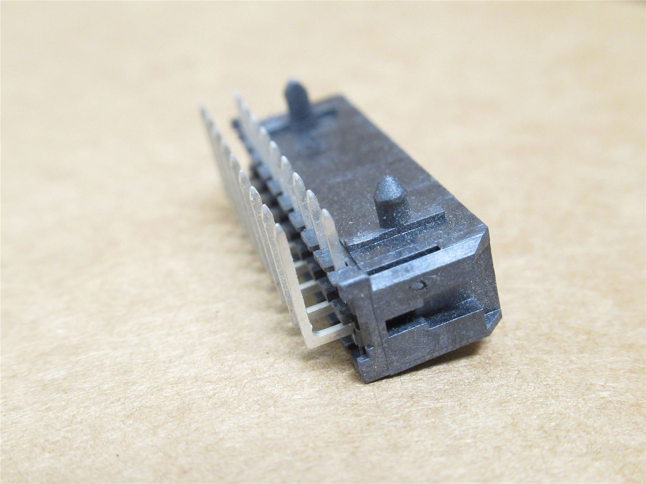 Molex 43045-1802; Lot-5 Header Connector RA 18Pos 2-Row; 600V