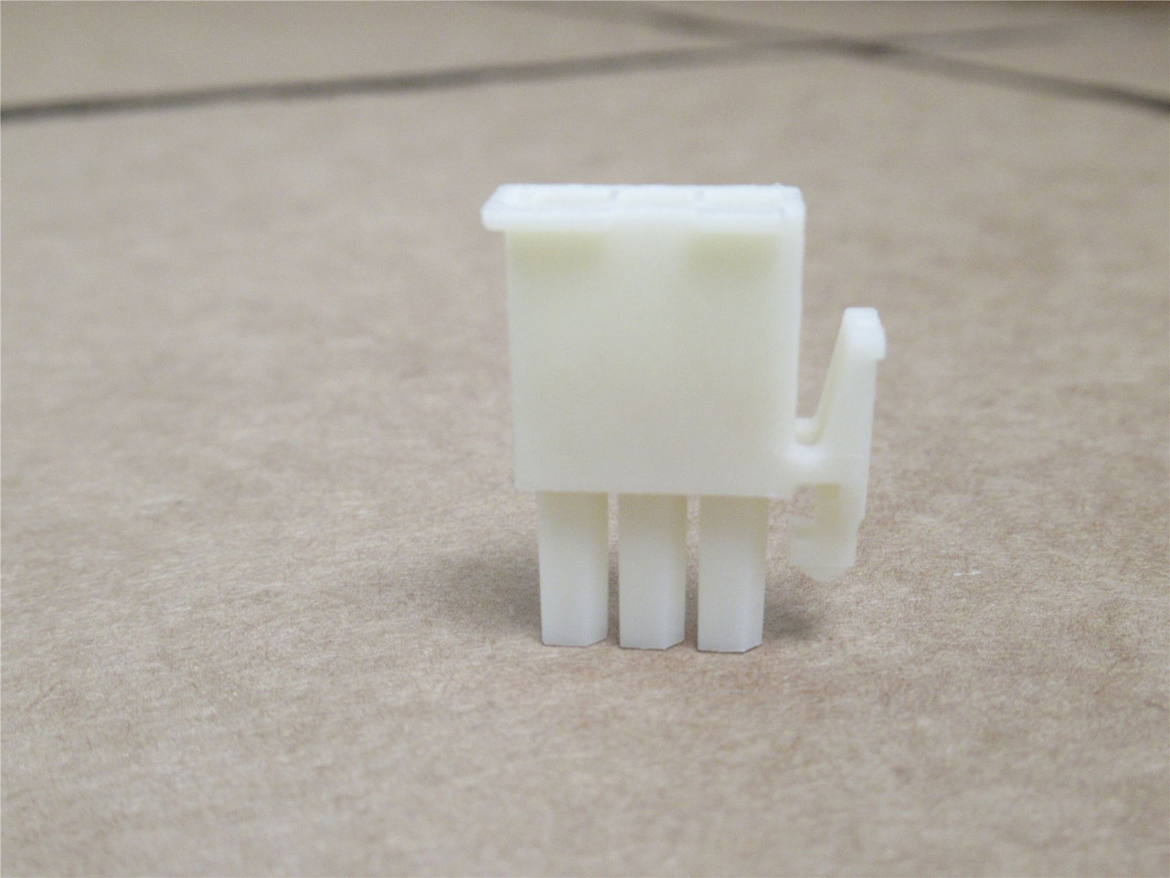 AMP 172166-1; Lot-6 Rectangular Connectors; 3Pos; 1-Row; 600V