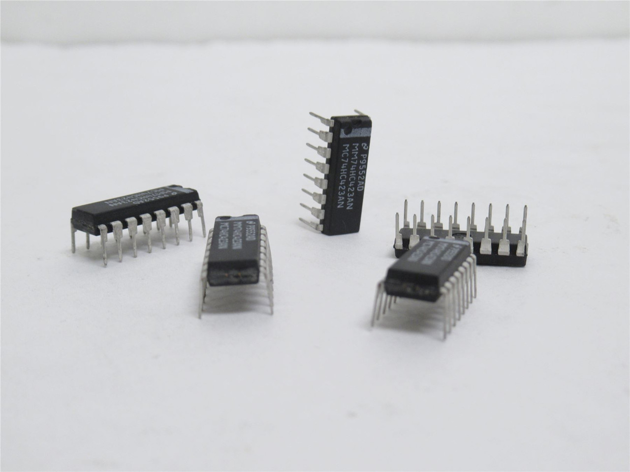 Onsemi MM74HC423AN; Lot-5; Monostable Multivibrators 5.2mA