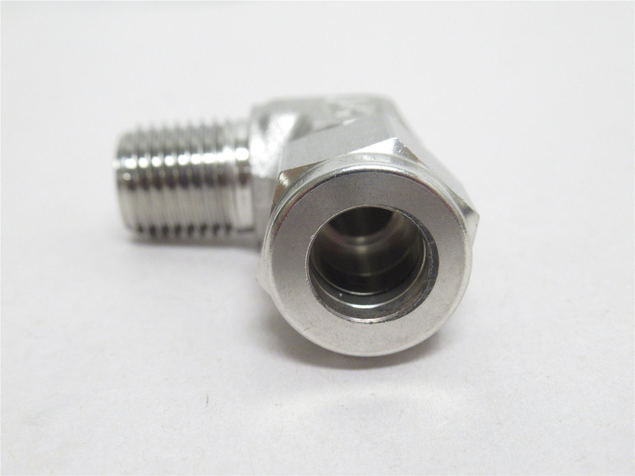 D-Lok DLM-6-6R-S; Tube Elbow SS-316; 90Deg; 3/8" Tube; 3/8NPT