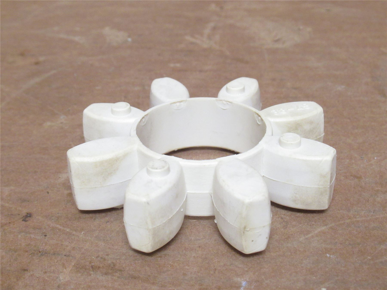 MFG- 38-BK-45-CI-LRG; Jaw Coupler Spider; White