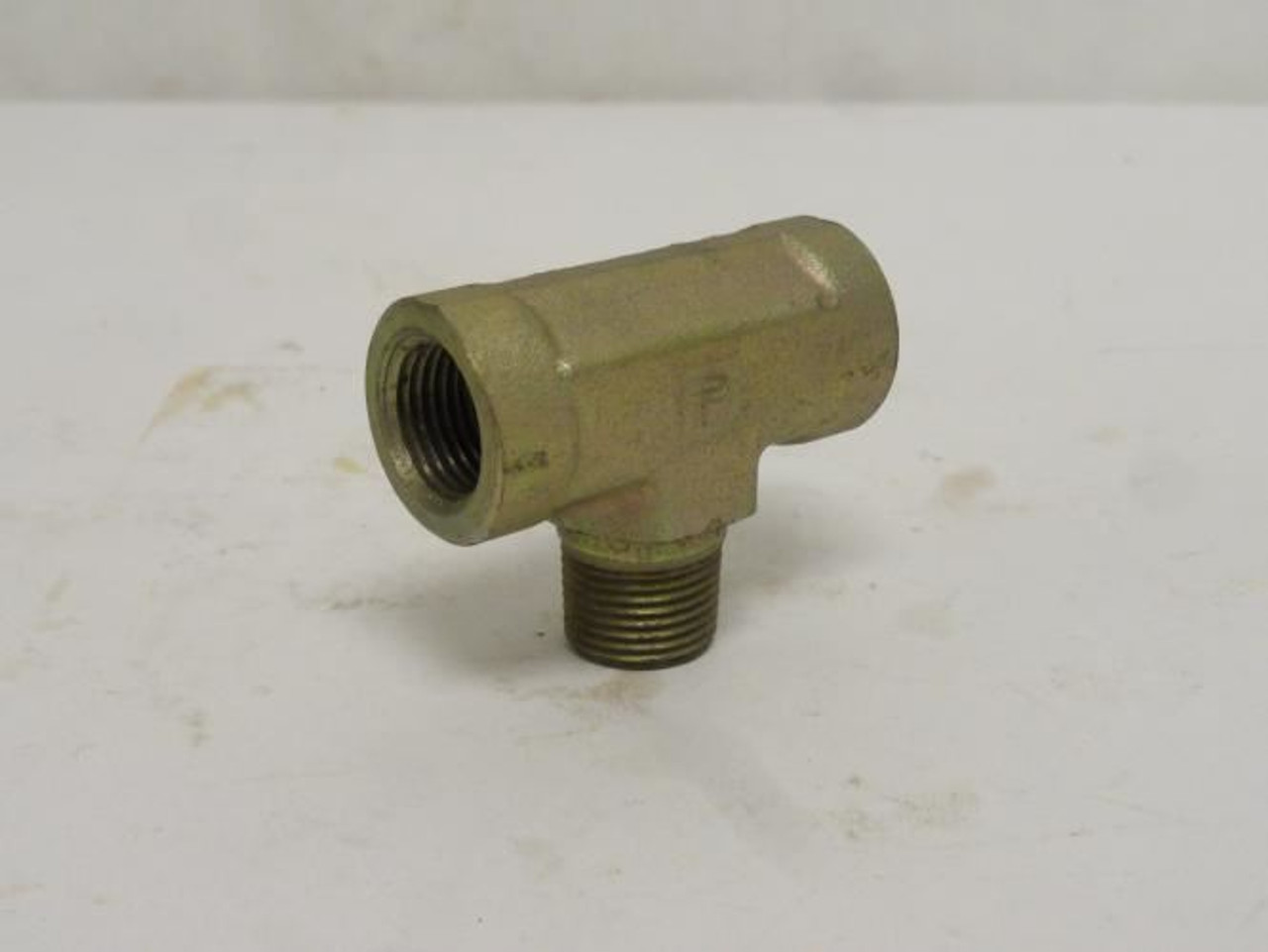 Parker 6-6-6 MBT-S; Male Branch Tee; 3/8 MNPT x 3/8 FNPT (x2) Parker 6-6-6 MBT-S; Male Branch Tee; 3/8 MNPT x 3/8 FNPT (x2)